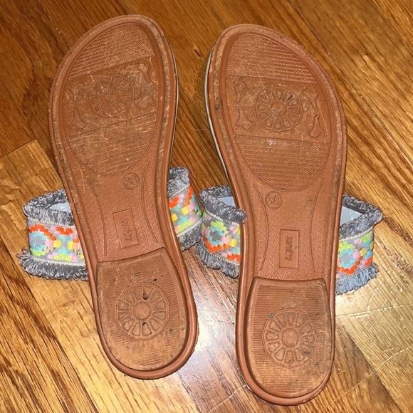 Aqrat grey patent leather flip flops size 38 boho fringe - Picture 2 of 7